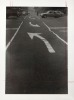 [Photographie originale] Flèches signalétiques dans une rue de ville, ca 1965. Folon, Jean-Michel (1934-2005)