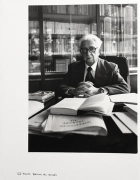 Portrait photographique de Fernand Braudel par Bruno de Monès (tirage vintage signé). [Braudel, Fernand (1902-1985)] - Monès, Bruno de (né en 1951)