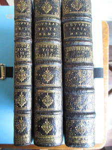 Le nouveau testament de nostre seigneur Jesus-Christ traduit sur l'ancienne édition Latine corrigée par le commandement du Pape Sixte V et publiée par l'autorité du Pape Clément VIII avec des notes sur les principales difficultez, la chronologie, la contreverse et plusieurs tables pour la commodité du lecteur par le père D. Amelote prestre de l'Oratoire, docteur en Théologie