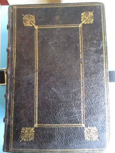 Le nouveau testament de nostre seigneur Jesus-Christ traduit sur l'ancienne édition Latine corrigée par le commandement du Pape Sixte V et publiée par l'autorité du Pape Clément VIII avec des notes sur les principales difficultez, la chronologie, la contreverse et plusieurs tables pour la commodité du lecteur par le père D. Amelote prestre de l'Oratoire, docteur en Théologie