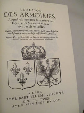 Le blason des armoiries auquel est monstrée la manière de laquelle les anciens et modernes ont usé en icelles traicté contenant plusieurs éscus ...