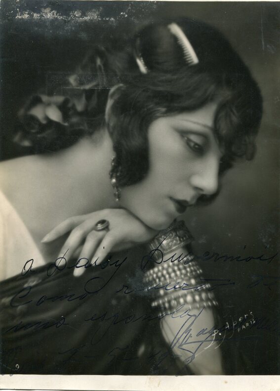 Portrait photographique. (Clich&eacute; P. Apert).. MELLER (Raquel).