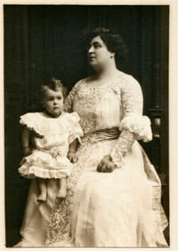 Ensemble de 6 photographies de la cantatrice Marie Delna, de son mari et de sa fille. 