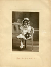 Ensemble de 6 photographies de la cantatrice Marie Delna, de son mari et de sa fille. 