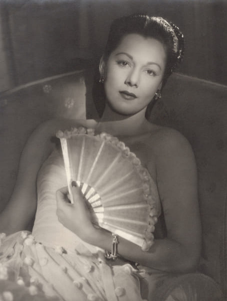 4 portraits photographiques (clich&eacute;s Ronald), s.d. [ca 1947], 290 x 240 mm, tirages sur papier Kodak Bropmesco.. MONTEZ (Maria).