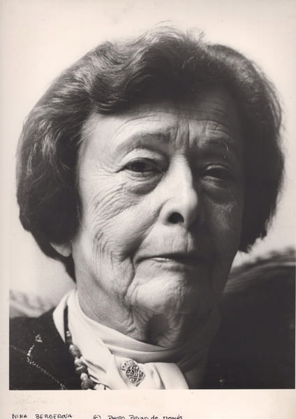 Portrait photographique de Nina Berberova. . (BERBEROVA) – Bruno de MON&Egrave;S. 