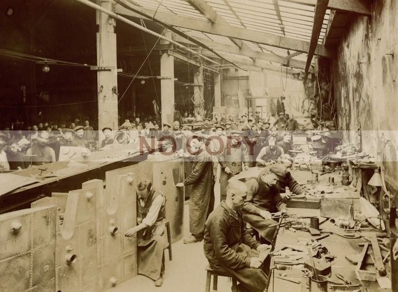 Rare photographie originale argentique 23 x 17 cm atelier Louis Bl&eacute;riot aviation Usine. 