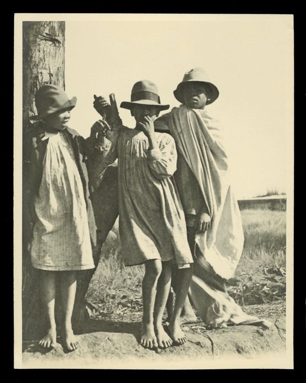 Madagascar vers 1930 ensemble documentaire 44 photos marché maison paysage etc. 