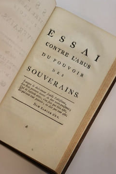 Lettres Chinoises, Indiennes et Tartares. A Monsieur Paw. Par un Bénédictin. Avec plusieurs autres Pièces intéressantes.
Essai contre l'abus du ...