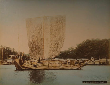 Yokohama shashin ou Album de 50 photographies tirées sur papier albuminé contrecollées sur carton (recto et verso), sous plats épais en bois laqué ...
