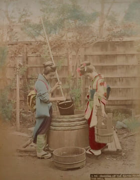 Yokohama shashin ou Album de 50 photographies tirées sur papier albuminé contrecollées sur carton (recto et verso), sous plats épais en bois laqué ...