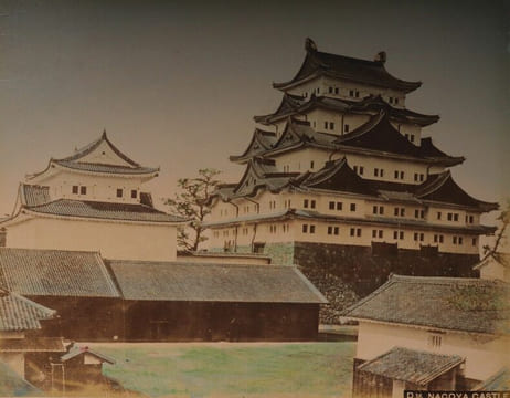 Yokohama shashin ou Album de 50 photographies tirées sur papier albuminé contrecollées sur carton (recto et verso), sous plats épais en bois laqué ...
