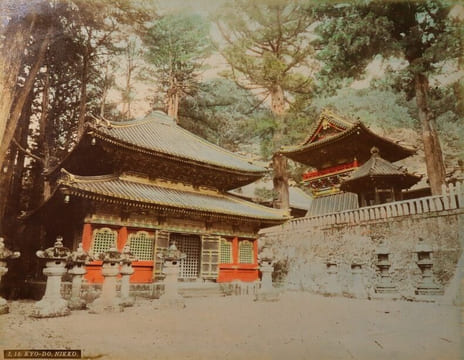 Yokohama shashin ou Album de 50 photographies tirées sur papier albuminé contrecollées sur carton (recto et verso), sous plats épais en bois laqué ...