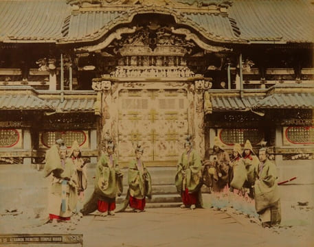 Yokohama shashin ou Album de 50 photographies tirées sur papier albuminé contrecollées sur carton (recto et verso), sous plats épais en bois laqué ...