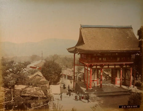 Yokohama shashin ou Album de 50 photographies tirées sur papier albuminé contrecollées sur carton (recto et verso), sous plats épais en bois laqué ...