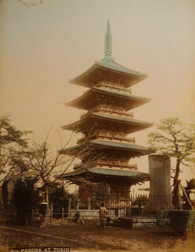 Yokohama shashin ou Album de 50 photographies tirées sur papier albuminé contrecollées sur carton (recto et verso), sous plats épais en bois laqué ...
