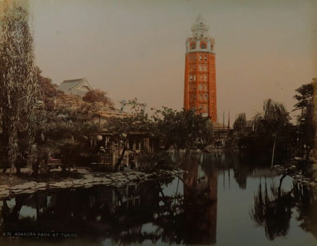 Yokohama shashin ou Album de 50 photographies tirées sur papier albuminé contrecollées sur carton (recto et verso), sous plats épais en bois laqué ...