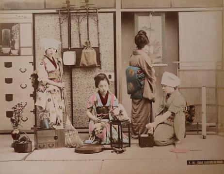 Yokohama shashin ou Album de 50 photographies tirées sur papier albuminé contrecollées sur carton (recto et verso), sous plats épais en bois laqué ...