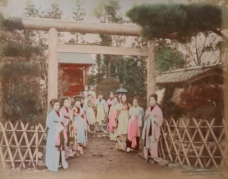 Yokohama shashin ou Album de 50 photographies tirées sur papier albuminé contrecollées sur carton (recto et verso), sous plats épais en bois laqué ...