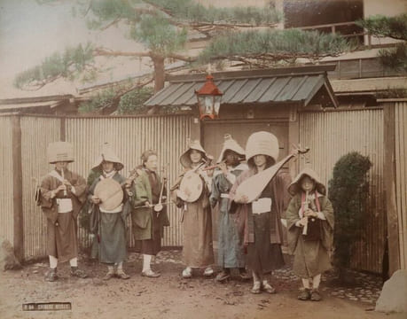 Yokohama shashin ou Album de 50 photographies tirées sur papier albuminé contrecollées sur carton (recto et verso), sous plats épais en bois laqué ...