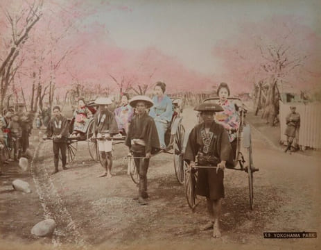 Yokohama shashin ou Album de 50 photographies tirées sur papier albuminé contrecollées sur carton (recto et verso), sous plats épais en bois laqué ...