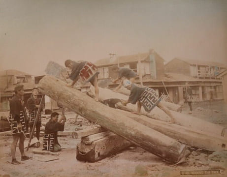 Yokohama shashin ou Album de 50 photographies tirées sur papier albuminé contrecollées sur carton (recto et verso), sous plats épais en bois laqué ...