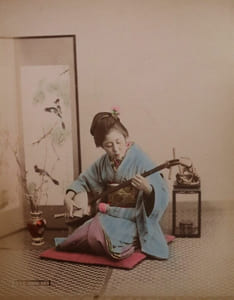 Yokohama shashin ou Album de 50 photographies tirées sur papier albuminé contrecollées sur carton (recto et verso), sous plats épais en bois laqué décoré, peint à la main, avec grande scène incrustée sculptée d'ivoire, nacre et corail (feuillages, fleurs et oiseau sur la branche).