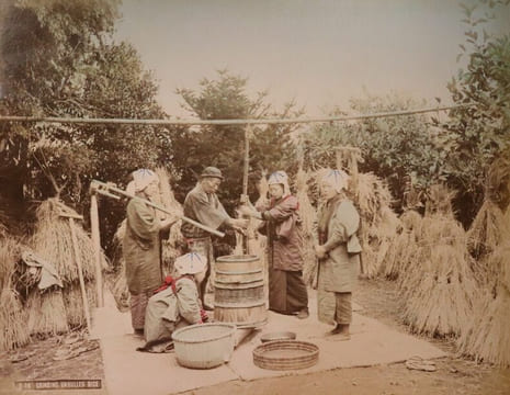 Yokohama shashin ou Album de 50 photographies tirées sur papier albuminé contrecollées sur carton (recto et verso), sous plats épais en bois laqué ...