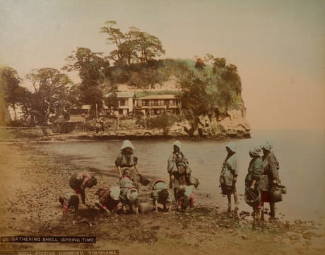 Yokohama shashin ou Album de 50 photographies tirées sur papier albuminé contrecollées sur carton (recto et verso), sous plats épais en bois laqué ...