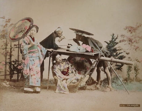 Yokohama shashin ou Album de 50 photographies tirées sur papier albuminé contrecollées sur carton (recto et verso), sous plats épais en bois laqué ...