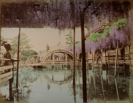 Yokohama shashin ou Album de 50 photographies tirées sur papier albuminé contrecollées sur carton (recto et verso), sous plats épais en bois laqué ...
