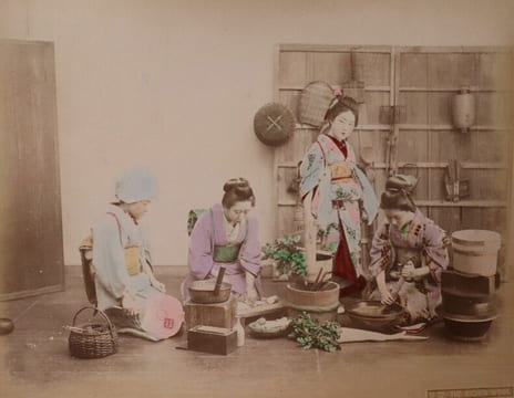 Yokohama shashin ou Album de 50 photographies tirées sur papier albuminé contrecollées sur carton (recto et verso), sous plats épais en bois laqué ...