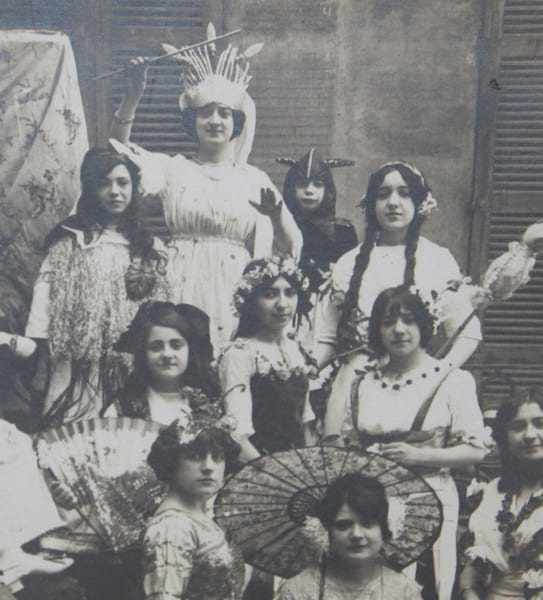 Photographie ancienne enfants et jeunes filles carnaval f&ecirc;te costum&eacute;e. 