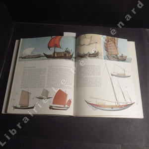 Bateaux. Panorama de l'histoire des "Bateaux": du radeau primitif aux navires atomiques, avec les reconstitutions.
