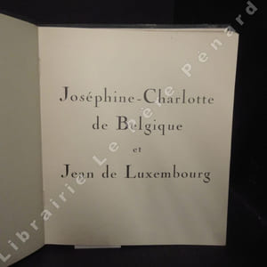 Album édité à l'occasion de mariage de LL. AA. RR la Princesse Joséphine-Charlotte de Belgique et le Grand-Duc Héritier Jean de Luxembourg.