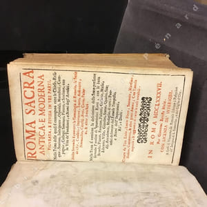 ROMA SACRA ANTICA E MODERNA FIGURATA, E DIVISA IN TRE PARTINella prima delle quali si contengono tutte le Chiese, Reliquie, Stationi, indulgenze, Ospedali, Monasteri, Compagnie, Collegij, Seminari, Pitture, e Scolture, con la Vita de Fondatori, e Nomi degl'ArteficiNella Seconda si contiene la Genealogia di Romolo, la serie de i Ré, Consoli, e Imperatori, Teatri, Anfiteatri, Naumachie, Cerchij, Fori, Curie, Palessi, & altte Antichité.Nella Terza si contenie la descrittione dello stato presente secondo l'ordine di quattordici Rioni, con le Loro Strade, Piazze, Fontane, Palazzzi, Galerie, musei, Librarie, Ville, Giardini, Statue, Quadri, Studij, Accademie, Medaglie, di tutti i Pontefici, delineate dal Famoso tempesta e Nomi dell'Imperatori, Rè, e duchi