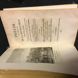 Ouvrage composé de deux textes : 1) Tableau de la Révolution française, depuis son origine jusqu'en 1814, suivi de la Charte constitutionnelle, et orné de figures. 2) Précis de l'histoire de la Révolution française avec une table des principaux décrets rendus pendant les années 1789, 1790 et 1791.