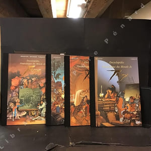 Coffret : Encyclopédie Anarchique du Monde de Troy : Volume prime : Généralités + Volume second : Les Trolls + Volume tierce : Le Bestiaire + La Cartographie de Troy