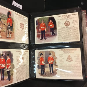 A.B.C. OF THE ARMY. Album de 123 Cartes postales illustrées représentant des régiments anglais ( Life Guards, Dragoon Guards, Horse Guards, Hussars, Lancers, Grenadiers, Irish Guards, Royal Scots, Fusilires, etc.....) en format cartes postales ou reproduction par photocopie de cartes postales pour quelques unes