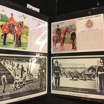 A.B.C. OF THE ARMY. Album de 123 Cartes postales illustrées représentant des régiments anglais ( Life Guards, Dragoon Guards, Horse Guards, Hussars, ...