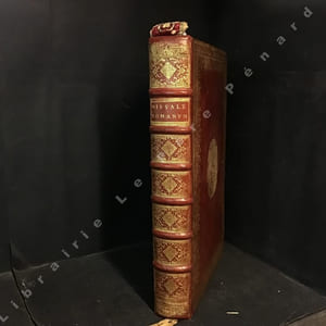 Missale Romanum, Ex Decreto Sacro-Sancti Concilii Tridentini Restitutum, Pii V. Pont. Max. Jussu editum, Et Clementis VIII. primùm, nunc denuo Urbani Papæ VIII.auctoritate recognitum. Additæ etiam suo loco Miffæ de Sanctis, qui noviffimè à Summis Pontificibus Alexandro VII. Clemente IX. Clemente X. Innocentio XI. Alexandro VIII. & Innoc. XII. in Sanctorum numerum relati funt. In quo Miffæ de Sanctis omnes ad longum recèns pofitæ funt, pro faciliori Celebrantium commoditate.