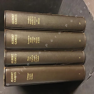 Oeuvres complètes en 8 volumes illustrés de lithographies originales sous coffret de l'éditeur  - I : Récits et romans: L'Etranger, La Peste, La Chute (Lithographies originales de Bernard Buffet) - II : Essais littéraires : Noces - L'été - L'exil et le royaume - L'envers et l'endroit (Lithographies originales de Cottavoz) - III : Essais philosophiques : Le mythe de Sisyphe - L'homme révolté - Discours de Suède (Lithographies originales de Luc Simon) -  IV : Essais politiques : Actuelles suivies de Lettres à un ami allemand (Lithographies originales de Roger Mühl) - V : Théâtre : Caligula - Le Malentendu - L'Etat de siège - Les Justes - Révolte dans les Asturies (Lithographies originales de Jansen) - VI : Adaptations et Traductions : Les Esprits - La dévotion à la Croix - Le Chevalier d'Olmedo - Requiem pour une nonne - Les Possédés - Un cas intéressant (Lithographies originales de Garcia-Fons) - VII : Carnets Mai 1935 - Mars 1951 (Lithographies originales de Minaux) - VIII : Oeuvres posthumes : Ecrits de jeunesse - Journaux de voyage - La mort heureuse (Lithographies originales de Hambourg) 