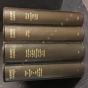 Oeuvres complètes en 8 volumes illustrés de lithographies originales sous coffret de l'éditeur  - I : Récits et romans: L'Etranger, La Peste, La Chute (Lithographies originales de Bernard Buffet) - II : Essais littéraires : Noces - L'été - L'exil et le royaume - L'envers et l'endroit (Lithographies originales de Cottavoz) - III : Essais philosophiques : Le mythe de Sisyphe - L'homme révolté - Discours de Suède (Lithographies originales de Luc Simon) -  IV : Essais politiques : Actuelles suivies de Lettres à un ami allemand (Lithographies originales de Roger Mühl) - V : Théâtre : Caligula - Le Malentendu - L'Etat de siège - Les Justes - Révolte dans les Asturies (Lithographies originales de Jansen) - VI : Adaptations et Traductions : Les Esprits - La dévotion à la Croix - Le Chevalier d'Olmedo - Requiem pour une nonne - Les Possédés - Un cas intéressant (Lithographies originales de Garcia-Fons) - VII : Carnets Mai 1935 - Mars 1951 (Lithographies originales de Minaux) - VIII : Oeuvres posthumes : Ecrits de jeunesse - Journaux de voyage - La mort heureuse (Lithographies originales de Hambourg) 