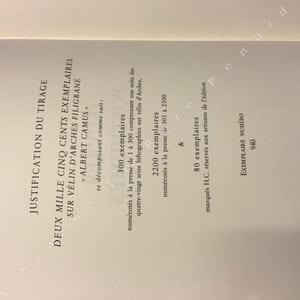 Oeuvres complètes en 8 volumes illustrés de lithographies originales sous coffret de l'éditeur  - I : Récits et romans: L'Etranger, La Peste, La Chute (Lithographies originales de Bernard Buffet) - II : Essais littéraires : Noces - L'été - L'exil et le royaume - L'envers et l'endroit (Lithographies originales de Cottavoz) - III : Essais philosophiques : Le mythe de Sisyphe - L'homme révolté - Discours de Suède (Lithographies originales de Luc Simon) -  IV : Essais politiques : Actuelles suivies de Lettres à un ami allemand (Lithographies originales de Roger Mühl) - V : Théâtre : Caligula - Le Malentendu - L'Etat de siège - Les Justes - Révolte dans les Asturies (Lithographies originales de Jansen) - VI : Adaptations et Traductions : Les Esprits - La dévotion à la Croix - Le Chevalier d'Olmedo - Requiem pour une nonne - Les Possédés - Un cas intéressant (Lithographies originales de Garcia-Fons) - VII : Carnets Mai 1935 - Mars 1951 (Lithographies originales de Minaux) - VIII : Oeuvres posthumes : Ecrits de jeunesse - Journaux de voyage - La mort heureuse (Lithographies originales de Hambourg) 