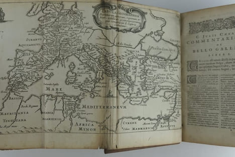 C. Julii Caesaris quae exstant, cum selectis variorum commentariis, quorum plerique novi, opera et Studio Arnoldi Montani. Accedunt Notitia Galliae et ...