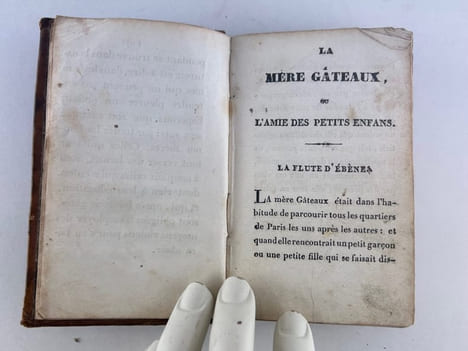 La Mère Gâteaux, l'amie intime des petits-enfants et l'ennemie jurée du trop fameux Croque-Mitaine, ainsi que de sa bande. . Sans mention d'auteur.