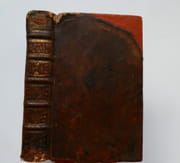 Traité des Bois servans a tous usages, contenant les Ordonnances du Roy,  Touchant les Reglemens des Bois, leurs Proprietez, Nature et Difference; Ce que les Proprietaires doivent observer pour mettre leurs Bois en Valeur, et les Marchands, en l'Achapt et debit qu'ils en font; Les Comptes et Toisez qui se doivent faire dans les Forets, sur les Ports, et dans les Bâtimens, lors qu'ils sont mis en Oeuvres, tant Maisons, Moulins, que Batteaux et Vaissaux de Mer, Les Noms de toutes les Pieces qui servent a leur Construction, faciles a connoitre par les Plans et Profils; enrichis de plusieurs autres figures concernant le Debit et Transport des Bois. Avec la Disposition pour construire les Navires; La Methode de les mettre en Chantier. Et les Proportions qu'il faut observer; La Maniere de reduire les Bois a bâtir, suivant les Uz et Coutume de Paris; Et une Reduction generale de toutes sortes de Longueurs et Grosseurs. Divisé en deux Parties.  par Claude CARON, Géographe et Arpenteur Royal - Image 1