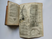 Traité des Bois servans a tous usages, contenant les Ordonnances du Roy,  Touchant les Reglemens des Bois, leurs Proprietez, Nature et Difference; Ce que les Proprietaires doivent observer pour mettre leurs Bois en Valeur, et les Marchands, en l'Achapt et debit qu'ils en font; Les Comptes et Toisez qui se doivent faire dans les Forets, sur les Ports, et dans les Bâtimens, lors qu'ils sont mis en Oeuvres, tant Maisons, Moulins, que Batteaux et Vaissaux de Mer, Les Noms de toutes les Pieces qui servent a leur Construction, faciles a connoitre par les Plans et Profils; enrichis de plusieurs autres figures concernant le Debit et Transport des Bois. Avec la Disposition pour construire les Navires; La Methode de les mettre en Chantier. Et les Proportions qu'il faut observer; La Maniere de reduire les Bois a bâtir, suivant les Uz et Coutume de Paris; Et une Reduction generale de toutes sortes de Longueurs et Grosseurs. Divisé en deux Parties.  par Claude CARON, Géographe et Arpenteur Royal - Image 8