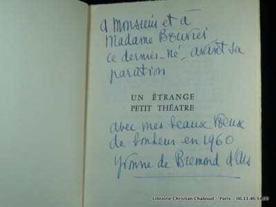 Un étrange petit théâtre. Emouvantes révélations d'une antiquaire. Envoi de l'auteur.