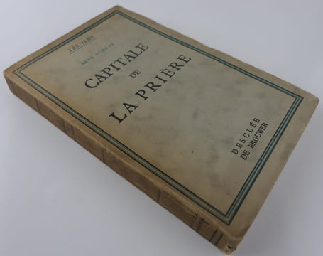 Capitale de la prière. (Lourdes). BEL ENVOI DE L'AUTEUR.  A mon cher Meyerkuy en toute amitié j'offre ce livre où il assistera au triomphe universel ...